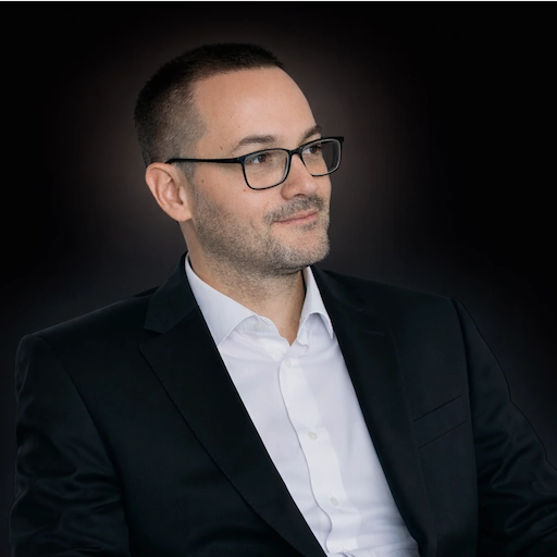 Porträtfoto des Softwareingenieurs hinter Coredump